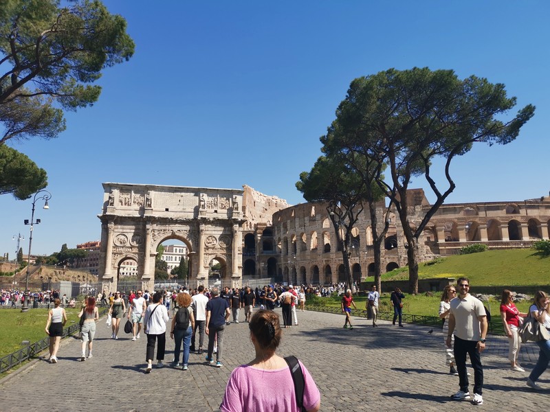 Constantinus diadalíve, háttérben a Colosseum