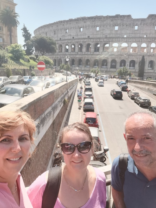 Timi, Margó és Laci - háttérben a Colosseum