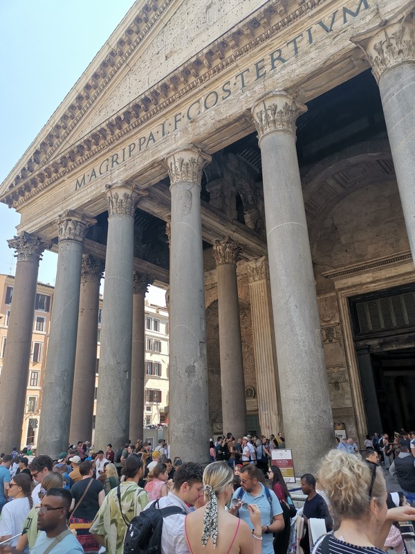 A Pantheon előtti tömeg