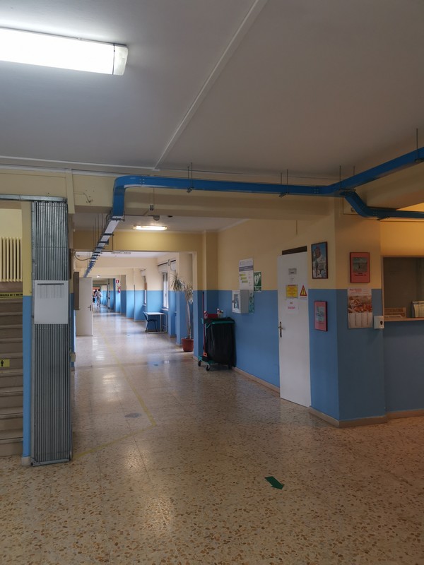 Intézményi folyosó