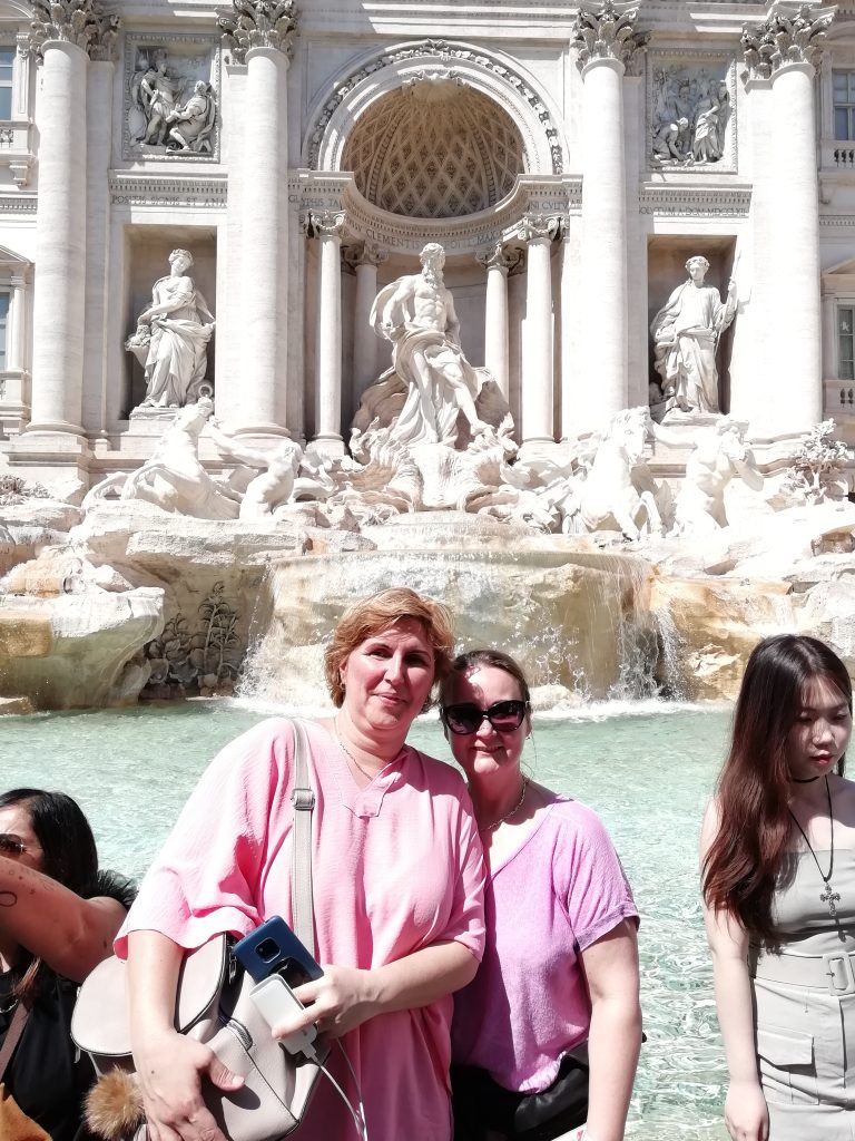 Timi és Margó a Trevi-kút előtt