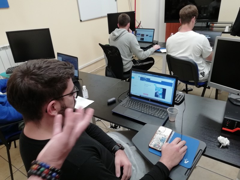 Erasmusos diákok weblap szerkesztés közben