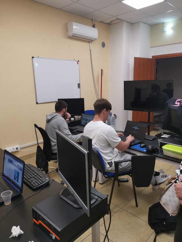 A webfejlesztő Erasmusos diákok munka közben