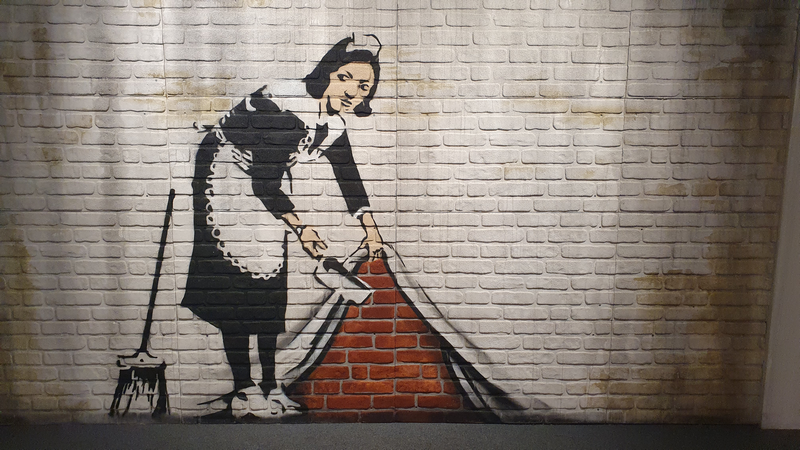 Banksy Housemaid vagy Maid in London című alkotása.