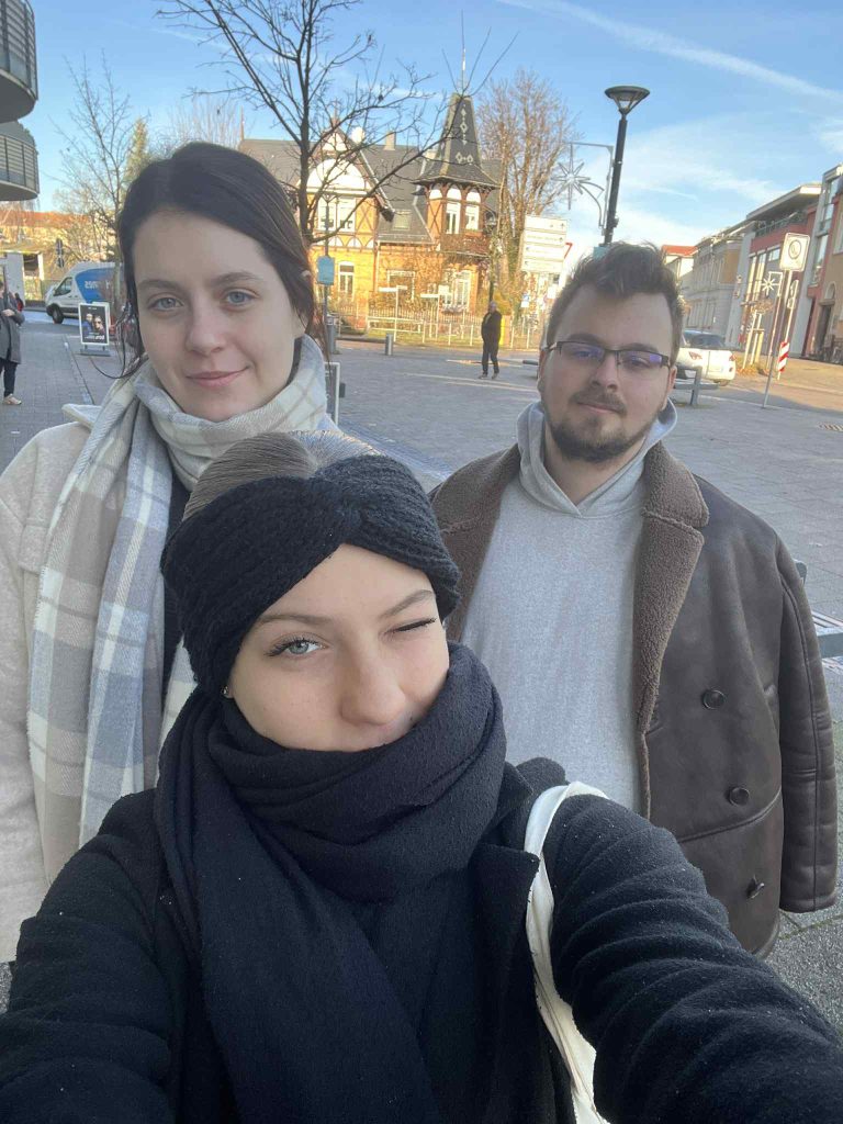 Dóra, Laura és Piszer Ákos