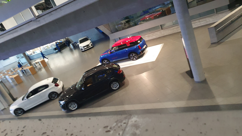 Előcsarnoki BMW autók