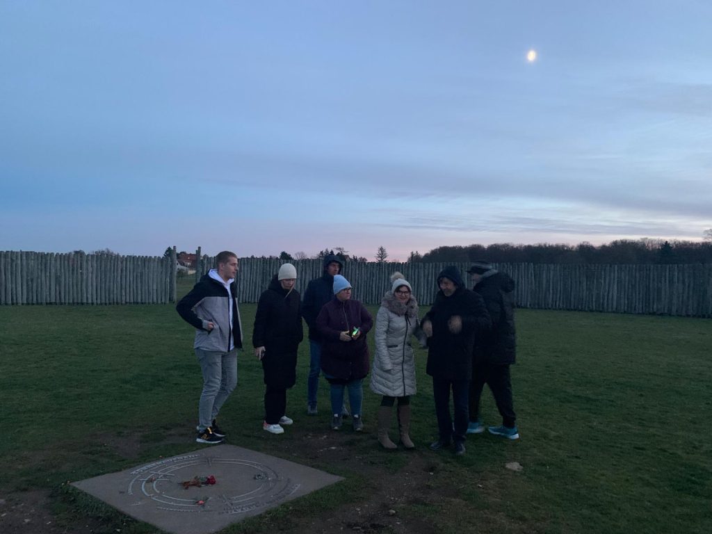 Tanári csoportkép - a német Stonhenge udvarán