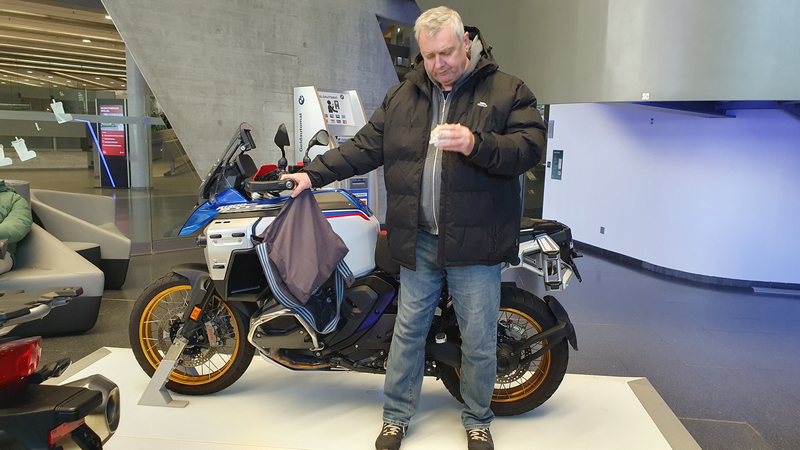 Tőricht Pál falatozás közben a BMW közösségi terénélä