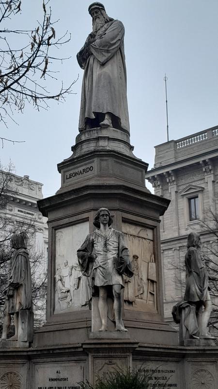 A Scala előtti Leonardo szobor