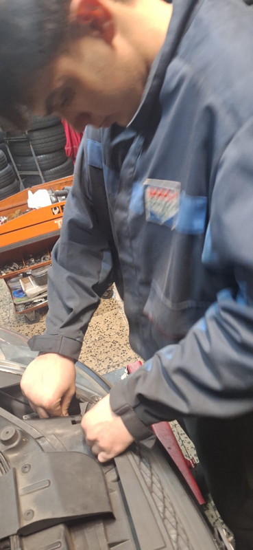 Autószerelőnk munka közben