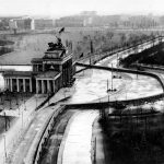 Brandenburgi kapu - West Berlin. (AP Photo) anno