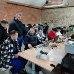 CNC-seknek magyaráz a mentoruk