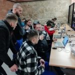 CNC-seknek magyaráz a mentoruk