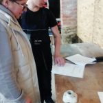 Csernus Zoltán mutatja a bekötési rajzot F. Kárpáti Tímea tanárnőnek