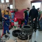 Autószerelőnknek továbbra is segítenek a CNC-seink, mivel ők már befejezték a projektüket.