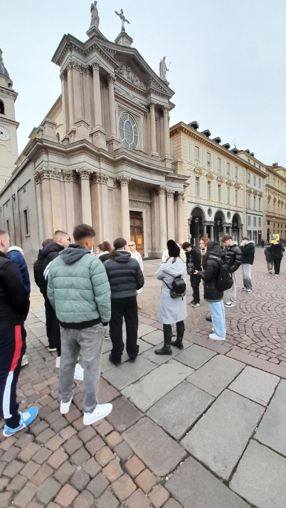 A San Carlo téren, az iker templomok előtt