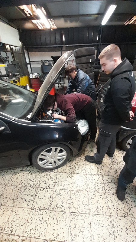 Autószerelők munkahelyén