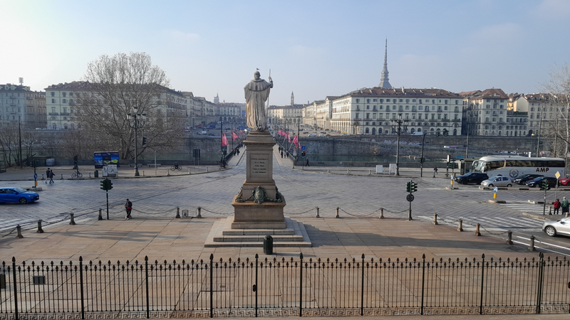 Vittor Emanuel I. Savoyai szobra a nevével ellátott tér előtt
