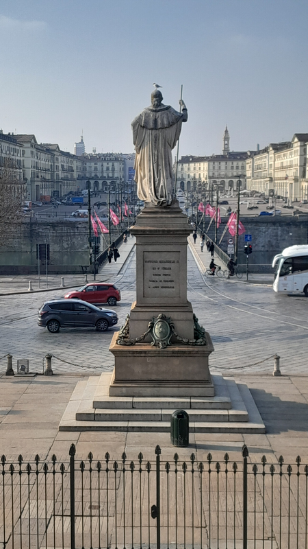 A Vittor Emanuel I szobor és a tér az Isten Nagy Anyja templomból fényképezve