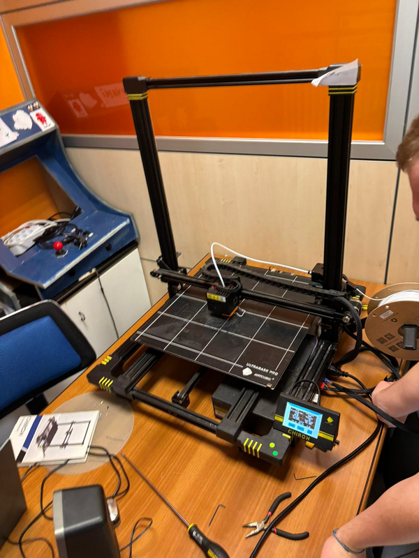 Klem Róbert Dominik a megjavított 3D nyomtatót teszteli
