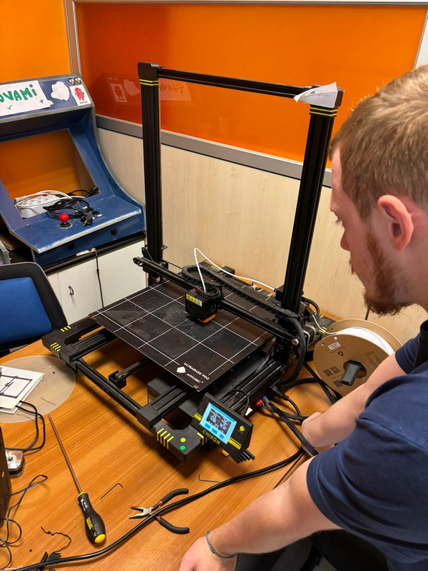 Klem Róbert Dominik a megjavított 3D nyomtatót teszteli